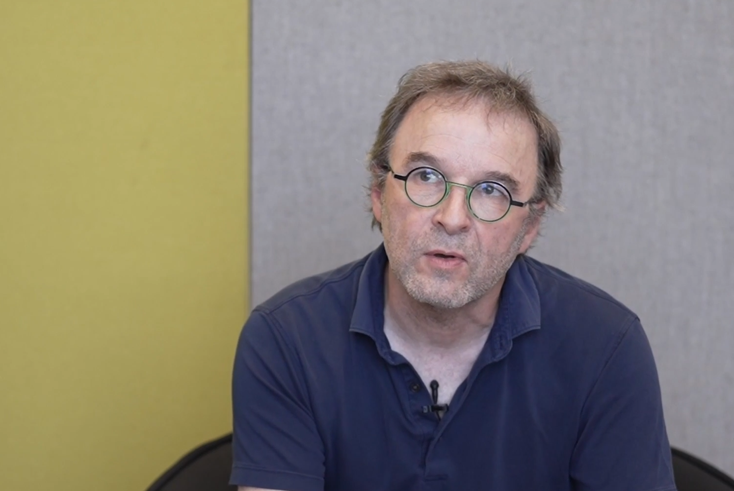 Capture d'écran illustrative de la vidéo. Erwan Quesseveur est assis face caméra.