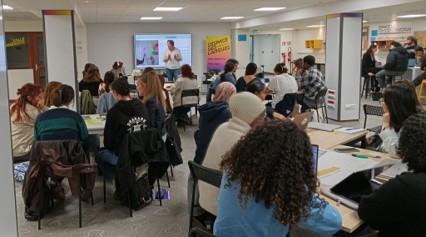 Photo décorative d'une trentaine d'étudiantes et étudiants rassemblés autour de tables rondes dans le tiers-lieu de l'Espace des Langues, lors d'un atelier.