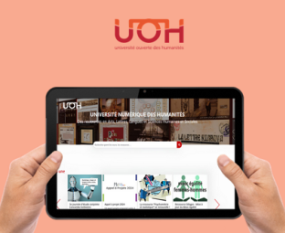 Photo décorative de deux mains tenant une tablette avec le logo de l'UOH au-dessus