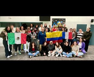 Photo d'étudiantes et d'étudiantes des L2 et L3 LEA du campus Mazier tenant deux grands drapeaux du Mexique et de la Colombie