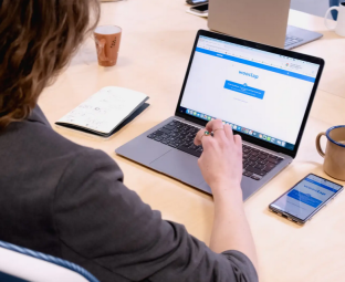 Image décorative d'une personne en train d'utiliser Wooclap