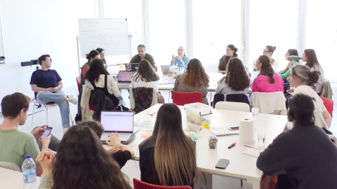 Photo d'un atelier de co-construction avec une vingtaine d'étudiantes et étudiants