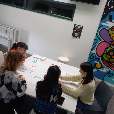Photo d'un groupe d'étudiantes en train de réaliser une fresque