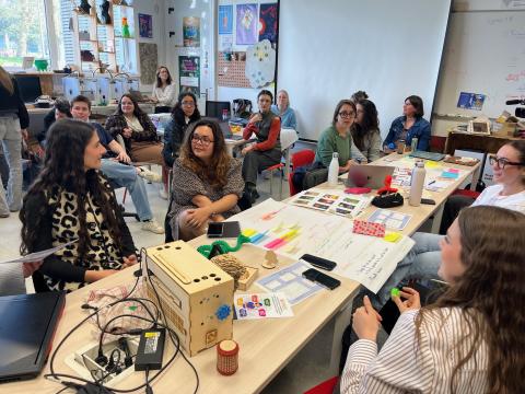 Photo d’une vingtaine de personnes réunies dans l'Edulab