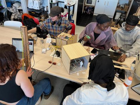 Photo de cinq étudiantes et étudiants de 3e année de licence en train de concevoir leurs projets artistiques de fin d’année