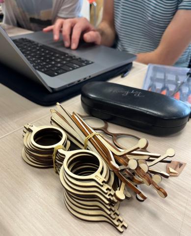 Photo d’une dizaine de montures de lunettes en contreplaqué, de tailles différentes