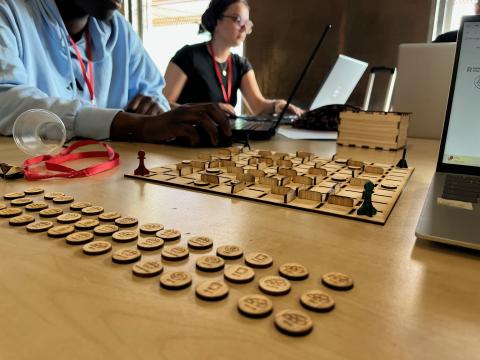 Photo d’un labyrinthe et de pions en contreplaqué, réalisés grâce à la découpeuse laser de l'Edulab