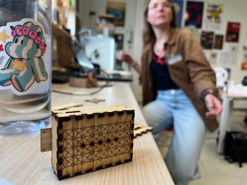 Photo d'un petit boîtier en contreplaqué de forme rectangulaire