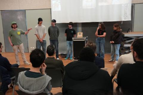 Photo d’un groupe présentant une mini borne d'arcades en bois